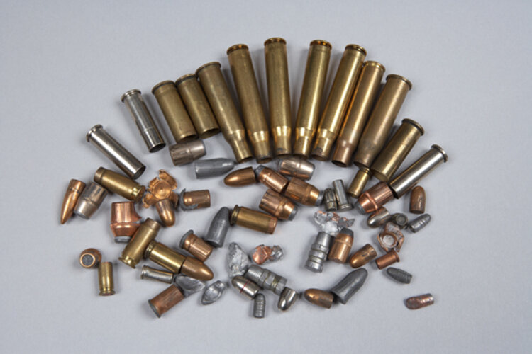 Hülse und Patronen mit Gebrauchsspuren | © LPK OÖ, Foto: OÖ. Landesmuseen, Ernst Grilnberger