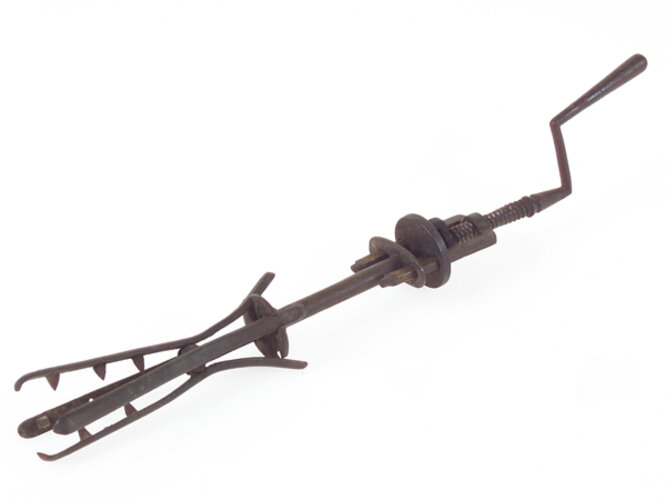 Apparat zum Einspannen eines Fingers (?) | © OÖ. Landesmuseen, Foto: Ernst Grilnberger