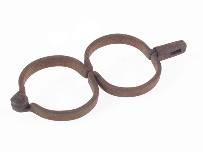 Handschelle | © Oö. Landesmuseen, Foto: Ernst Grilnberger