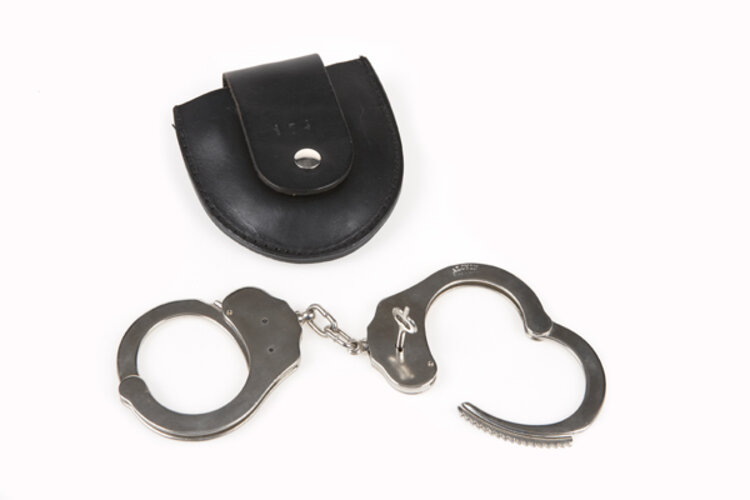 Handschelle mit Verbindungskette | © LPK, Foto: Oö. Landesmuseen, Ernst Grilnberger