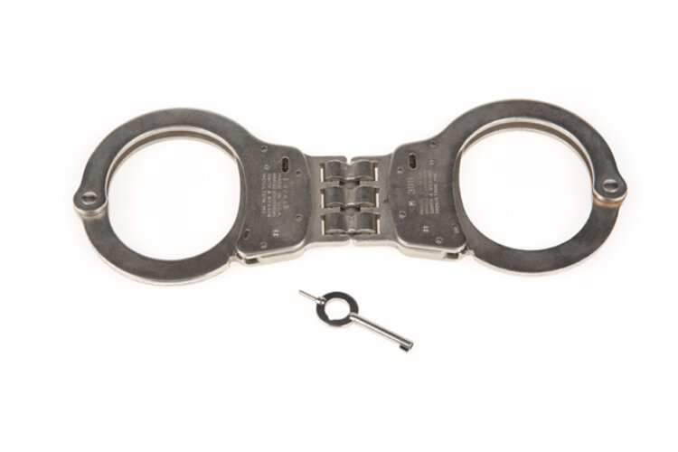 Handschelle mit Scharnier | © LPK, Foto: OÖ. Landesmuseen, Ernst Grilnberger