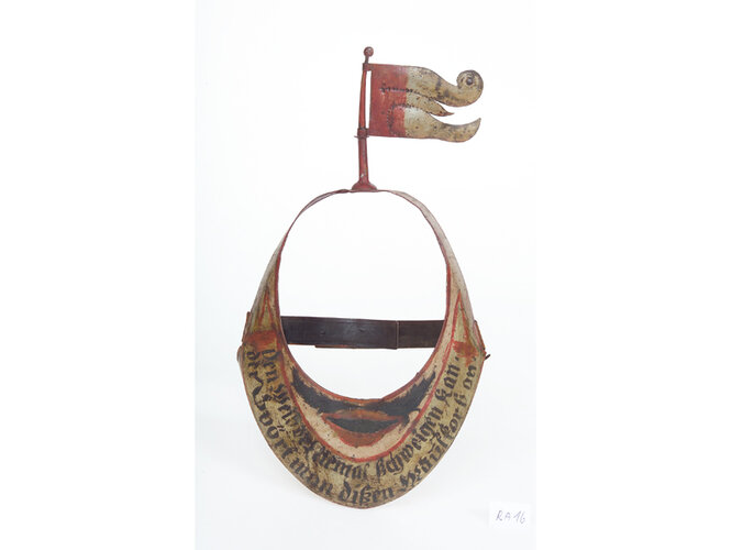 Schandmaske mit einem in einem Drachenmaul auslaufenden Blechfähnchen | © OÖ. Landesmuseen, Foto: Ernst Grilnberger