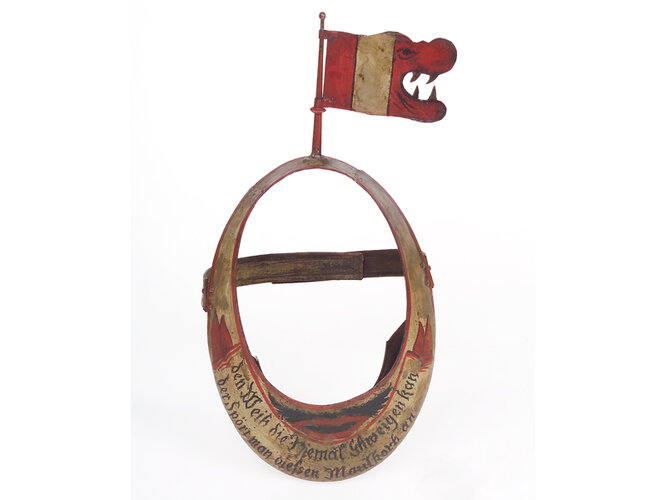 Schandmaske mit einem in einem Drachenmaul auslaufenden Blechfähnchen | © OÖ. Landesmuseen, Foto: Ernst Grilnberger