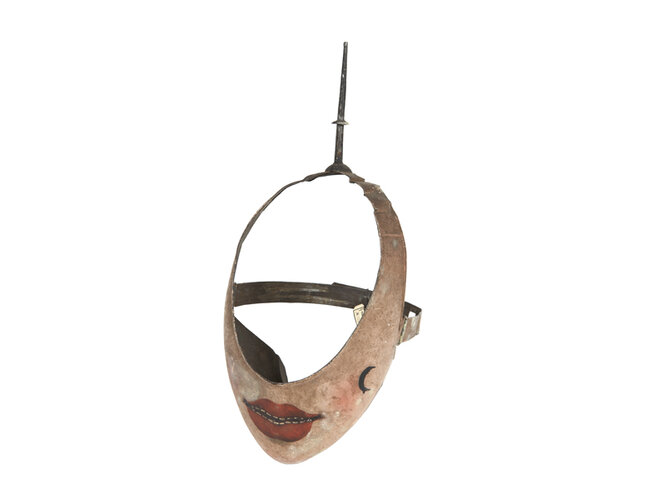 Schandmaske mit einem in einem Drachenmaul auslaufenden Blechfähnchen | © Stadtmuseum Steyr, Foto: OÖ. Landesmuseen, Ernst Grilnberger