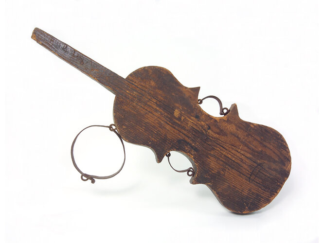 Schandgeige in Form einer Geige mit Eisenschellen | © OÖ. Landesmuseen, Foto: Ernst Grilnberger