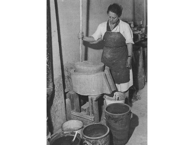 Arbeit an der Glasurmühle | © Alice Kaltenberger