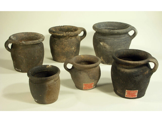 Töpfe aus dem Latrinenfund | © Robert Kaltenberger-Löffler