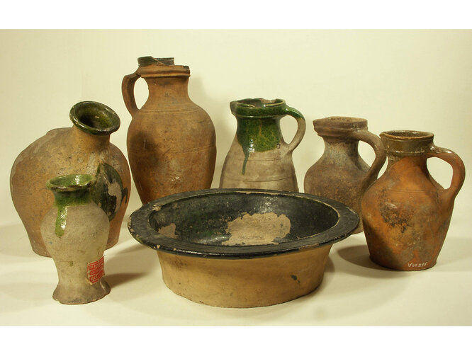 Glasierte Keramik aus dem Latrinenfund