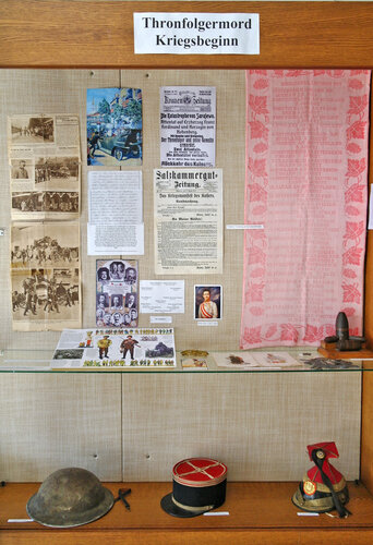 Vitrine "Thronfolgermord und Kriegsbeginn" | © Heimat- und Kulturverein Vorchdorf (Foto: Verbund Oö. Museen)
