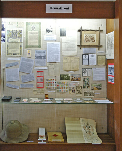 Vitrine "Heimatfront" | © Heimat- und Kulturverein Vorchdorf, (Foto: Verbund Oö. Museen)