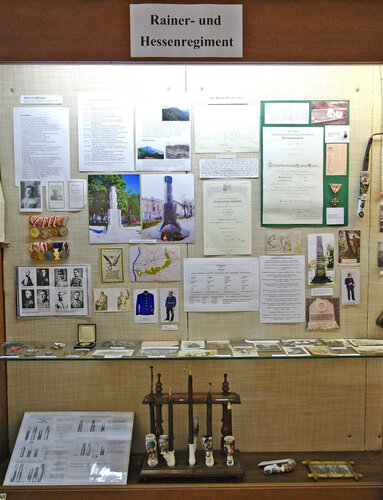 Vitrine "Rainer- und Hessenregiment" | © Heimat- und Kulturverein Vorchdorf, (Foto: Verbund Oö. Museen)