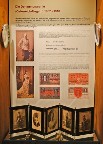 Vitrinenansicht: Die Donaumonarchie. (Österreich-Ungarn) 1867-1918. | © Foto: Verbund Oö. Museen