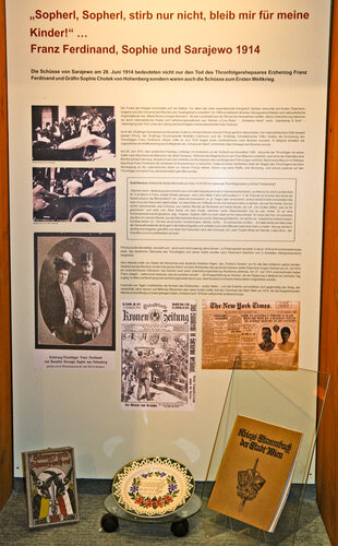 Vitrinenansicht: "Sopherl, Sopherl, stirb nur nicht, bleib mir für meine Kinder!"... Franz Ferdinand, Sophie und Sarajewo 1914 | © Foto: Verbund Oö. Museen