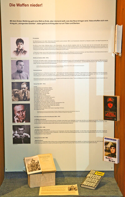 Vitrinenansicht: Die Waffen nieder! | © Foto: Verbund Oö. Museen