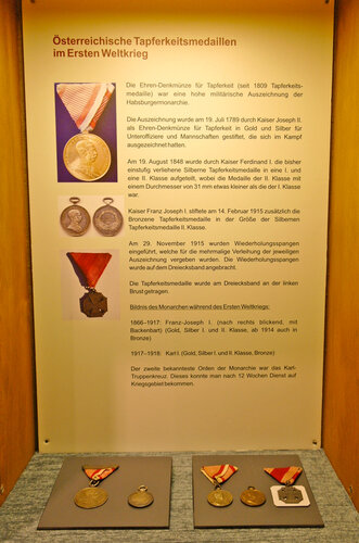 Vitrinenansicht Österreichische Tapferkeitsmedaillen im Ersten Weltkrieg | © Foto: Verbund Oö. Museen