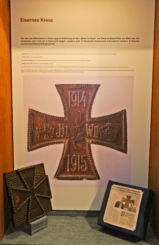 Vitrinenansicht Eisernes Kreuz | © Foto: Verbund Oö. Museen