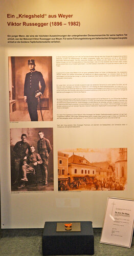 Vitrinenansicht: Ein "Kriegsheld" aus Weyer | © Foto: Verbund Oö. Museen