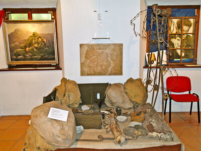 Ausstellungsansicht: Stellung mit Stachteldrahtverbau | © Foto: Verbund Oö. Museen