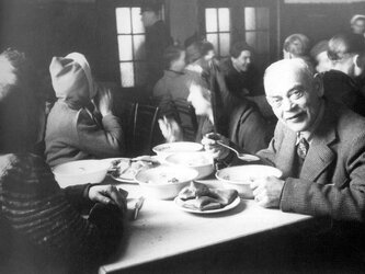 Eine warme Mahlzeit... Volksküche der Stadt Linz, 1947 | © Archiv der Stadt Linz, Feichtenberger