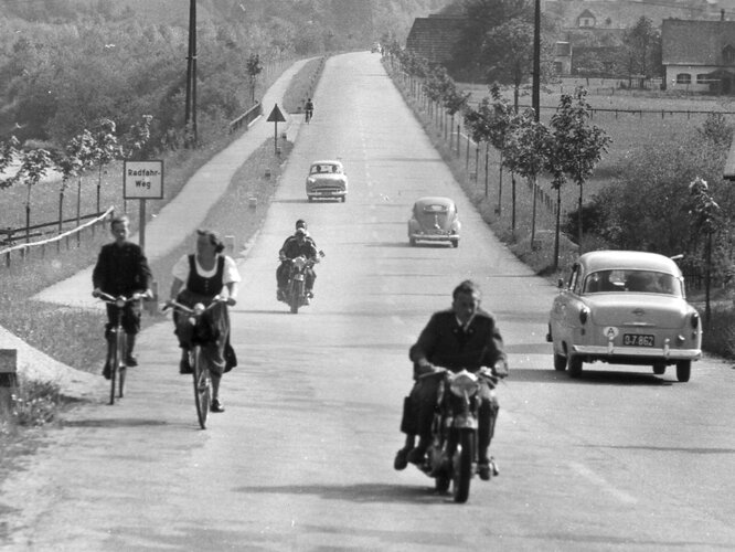 Der Straßenverkehr nimmt zu | © OÖ. Landesarchiv