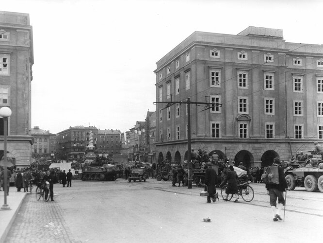 Panzer auf dem Linzer Hauptplatz