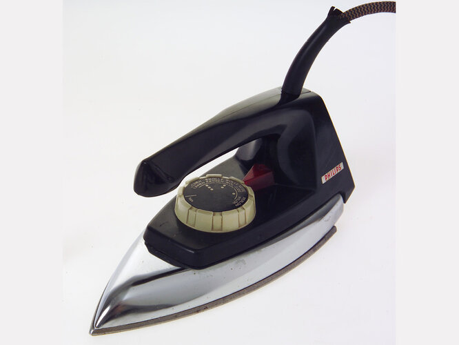 Elektrisches Bügeleisen Philips | © OÖ. Landesmuseum, E. Grilnberger
