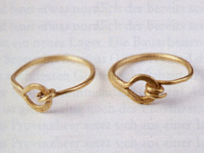 Zwei Goldohrringe | © Museum Lauriacum, Enns