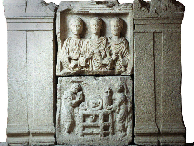 Bauteile einer Ädikula  | © Museum Lauriacum