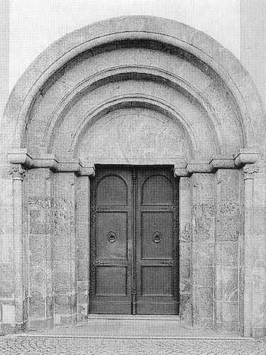 Romanisches Portal