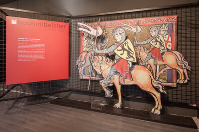 Blick in die Ausstellung im OÖ Burgenmuseum Reichenstein (c) Kurt Hörbst | © OÖ. Burgenmuseum Reichenstein