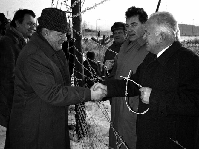 Handschlag | © Land OÖ - Scheucher