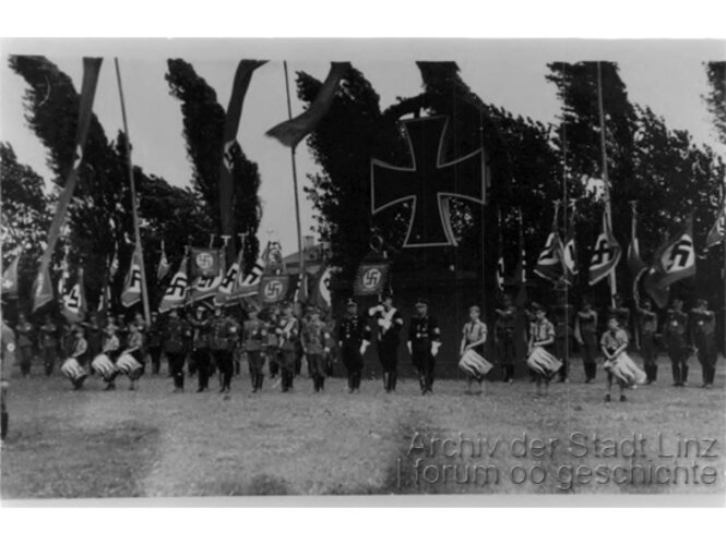 NS-Trauerfeier für Opfer des ersten Luftangriffes | © Archiv der Stadt Linz