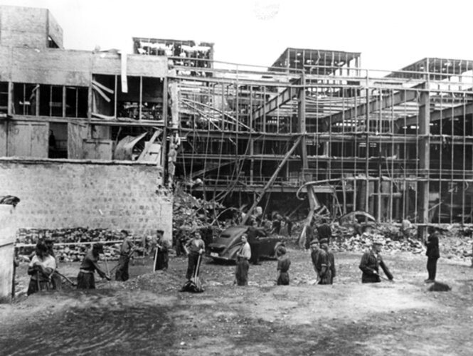 KZ-Häftlinge bei Aufräumarbeiten | © Geschichte Club Stahl