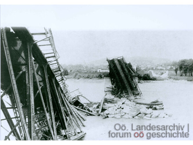 Zerstörte Eisenbahnbrücke bei Braunau | © Oö. Landesarchiv