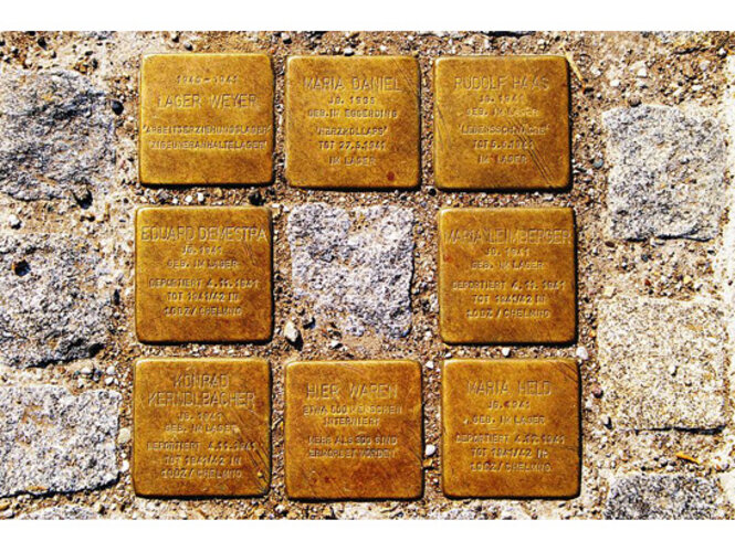 Stolpersteine zur Erinnerung an das Lager Weyer | © Creative Commons Attribution-Share Alike 3.0