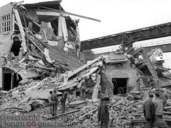 Einsatz von KZ-Häftlingen für Aufräumarbeiten | © Geschichte Club Stahl