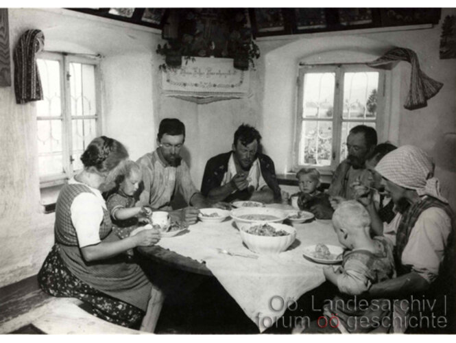 Bauernfamilie am Mittagstisch | © OÖ. Landesarchiv