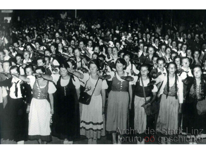 HJ & BDM | © <a href="http://www.linz.at/geschichte/de/1054.asp" target="_blank">Archiv der Stadt Linz</a>