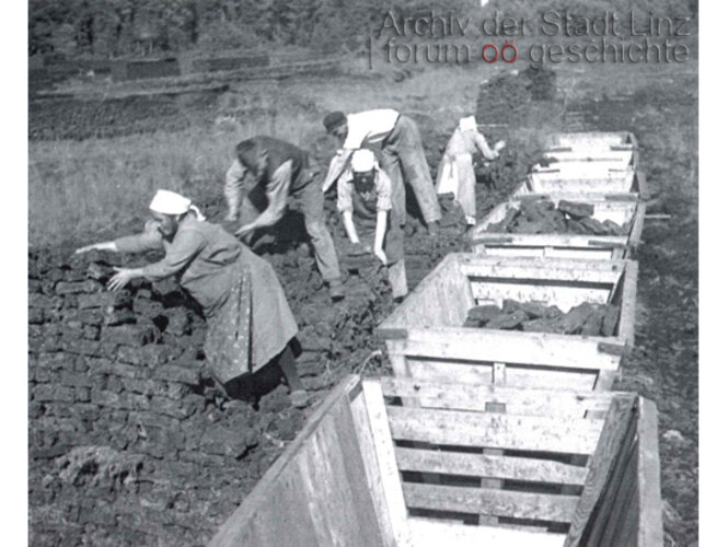 Zwangsarbeiter und Zwangsarbeiterinnen beim Torfstechen | © Archiv der Stadt Linz
