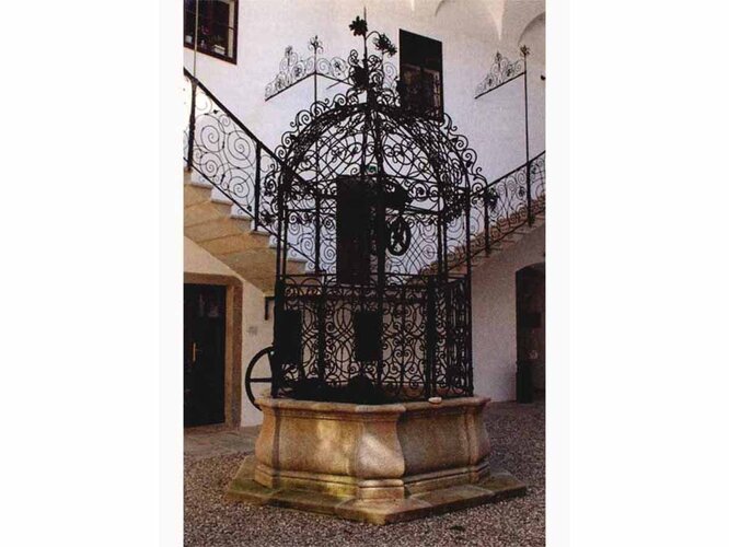 Brunnen Schloss Tollet | © Norbert Loidol