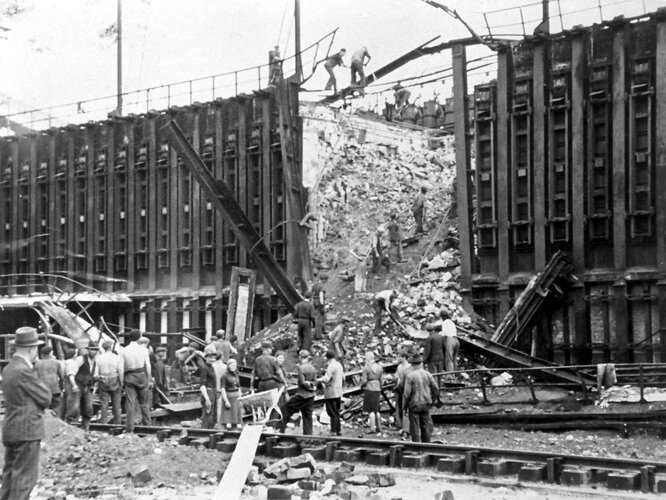 Zerstörungen in der Kokerei der Voest | © Geschichte Club VOEST